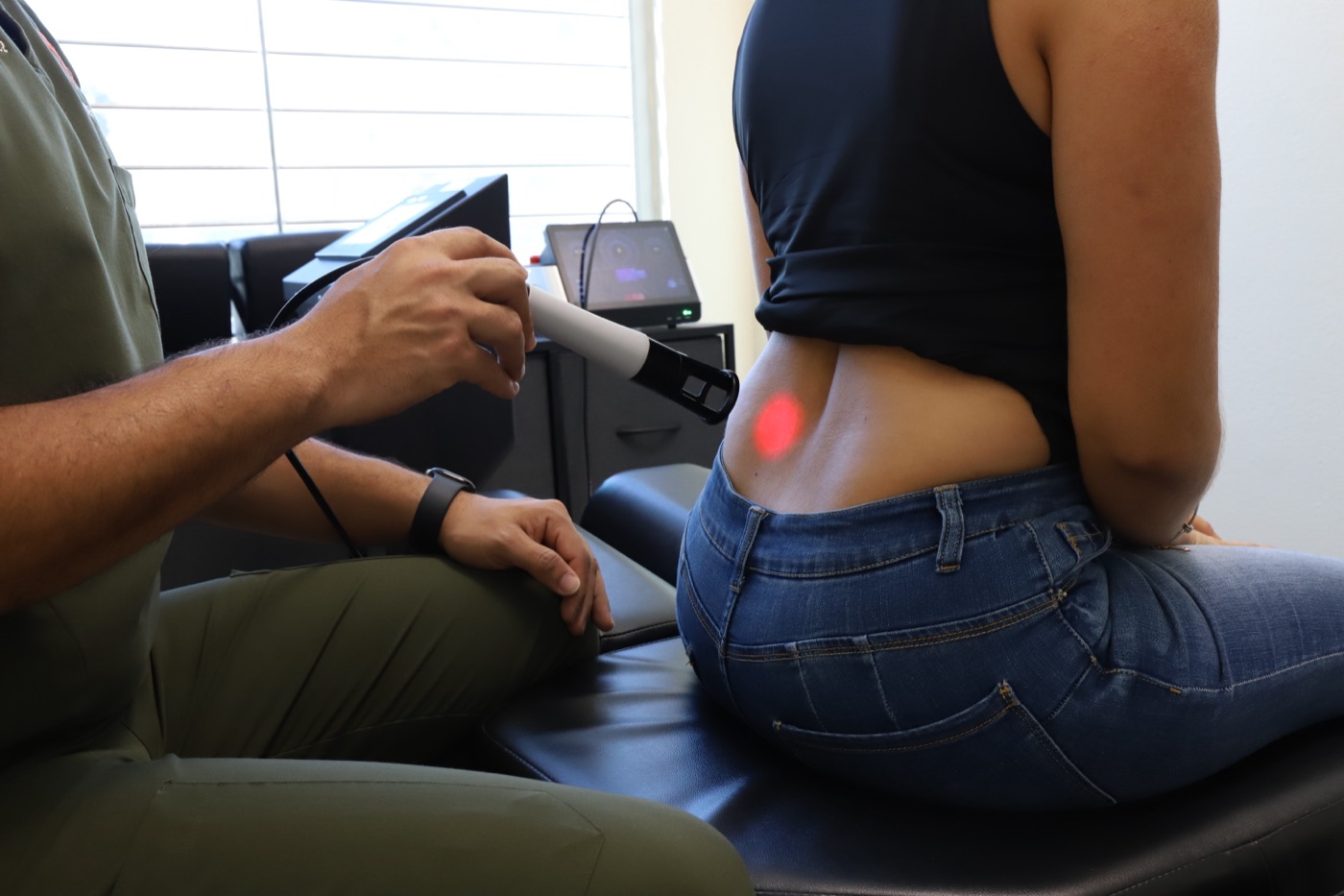 Terapia láser en la espalda baja en SpineHarmony